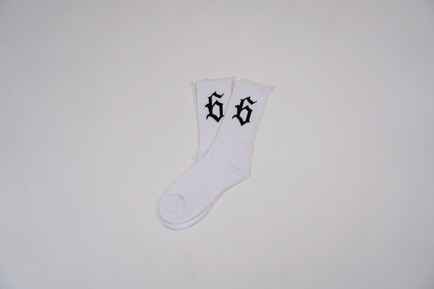 WHITE SHIN SOCKS