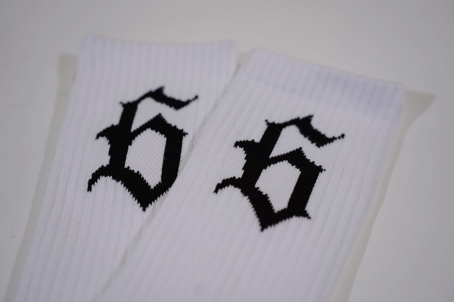 WHITE SHIN SOCKS