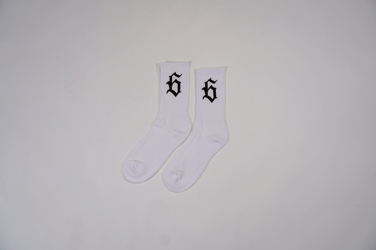 WHITE SHIN SOCKS